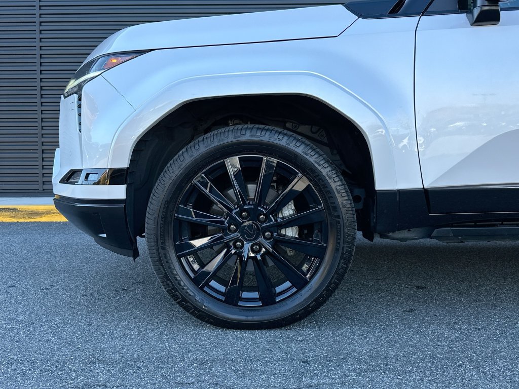 Used 2024 Lexus GX 550 w/ Accessory Package (Z1) AWD/4WD image 32