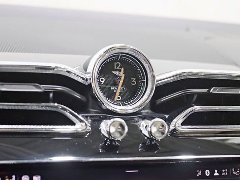 Used 2024 Bentley Bentayga Plug-In Hybrid image 21