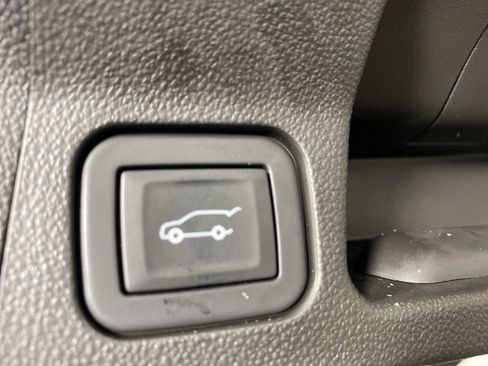 Used 2021 GMC Acadia Denali w/ Denali Ultimate Package image 17