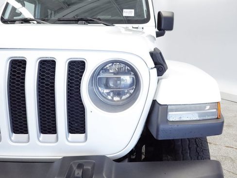 Used 2018 Jeep Wrangler Unlimited Sahara w/ Uconnect 4C Nav & Sound Group AWD/4WD image 10