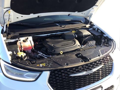 Used 2024 Chrysler Pacifica Touring-L image 11