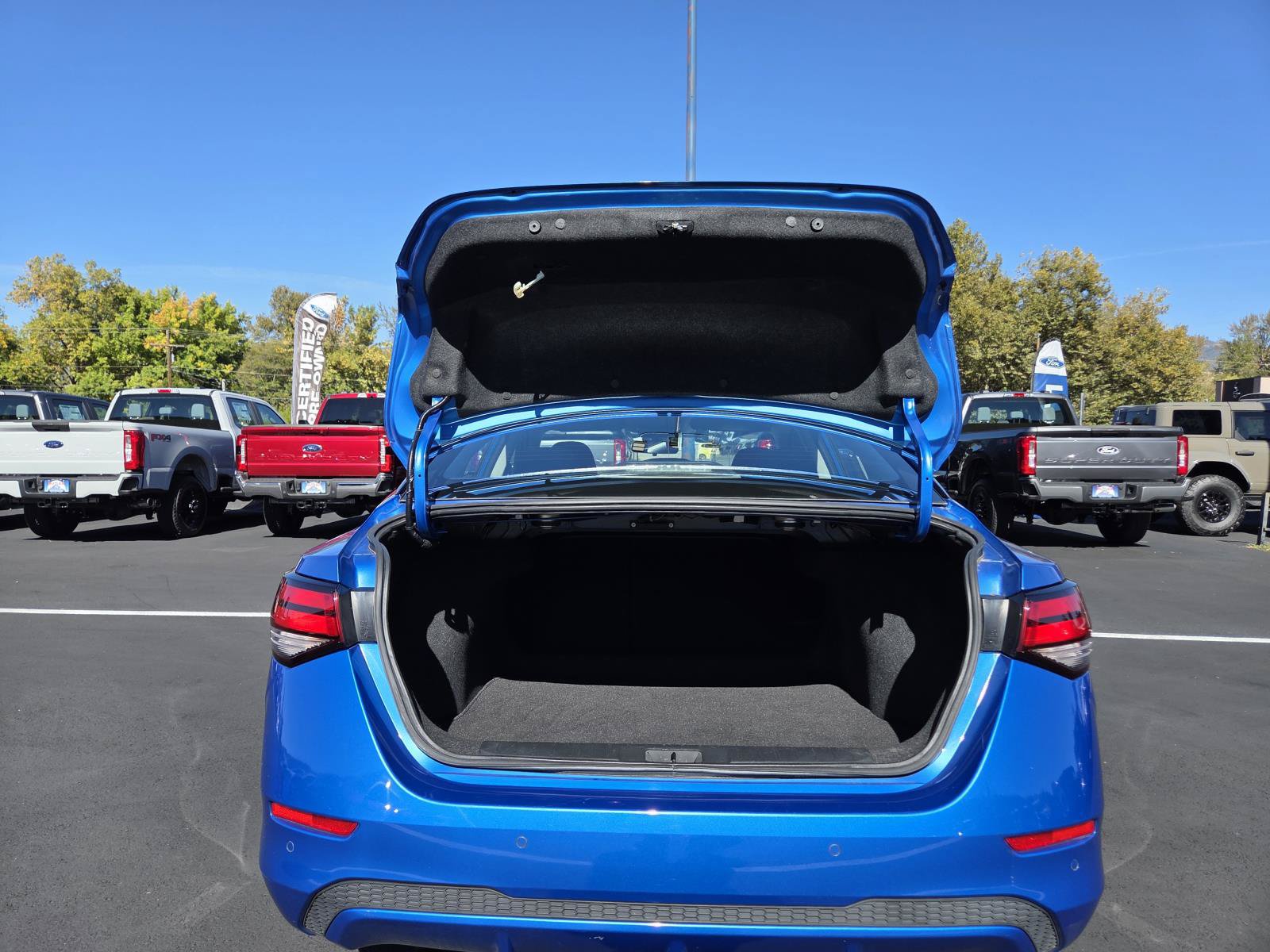 Used 2025 Nissan Sentra SV FWD image 17