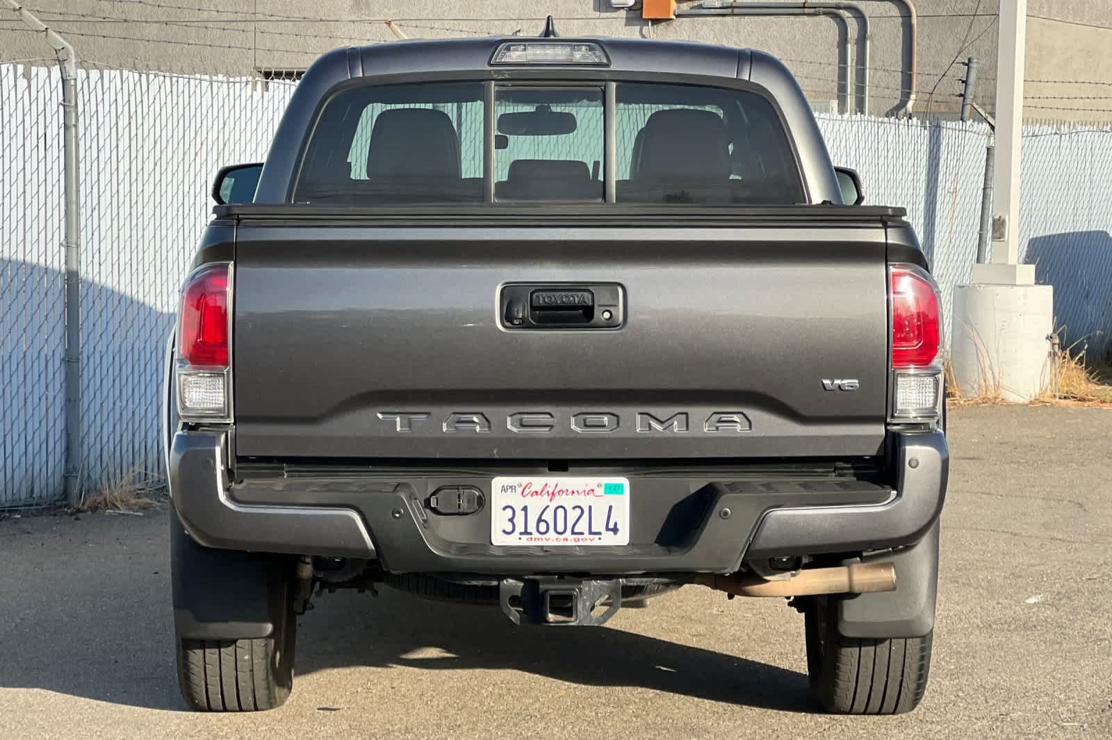 Used 2016 Toyota Tacoma Limited w/ Towing Package RWD image 4