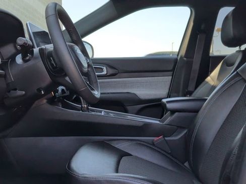 Used 2024 Jeep Compass Latitude image 11