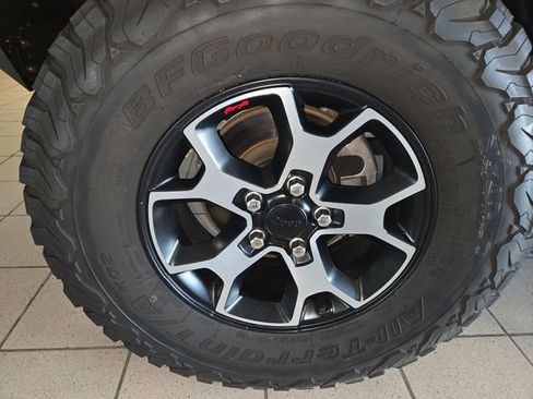 Used 2022 Jeep Wrangler Unlimited Rubicon AWD/4WD image 10