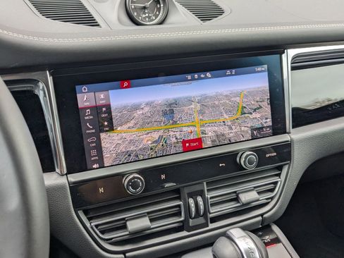 Certified 2025 Porsche Macan image 17