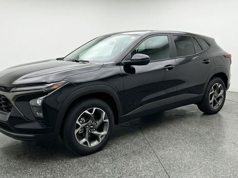 Used 2025 Chevrolet Trax LT image 3