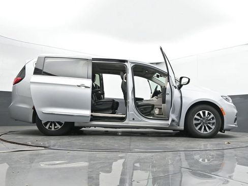 Used 2023 Chrysler Pacifica Limited image 79