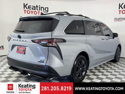 Certified 2024 Toyota Sienna XLE Woodland Edition image 5