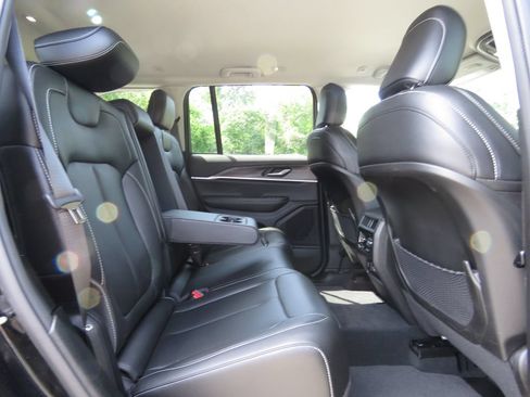 Used 2023 Jeep Grand Cherokee Limited AWD/4WD image 16