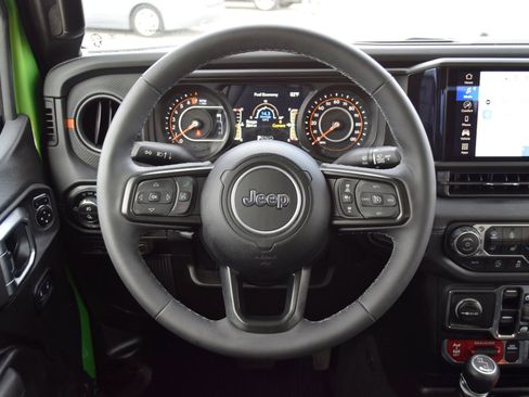 Used 2025 Jeep Gladiator Mojave w/ Convenience Group AWD/4WD image 8