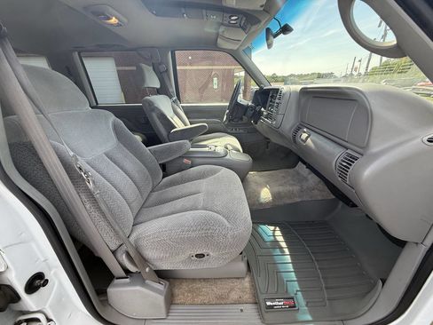 Used 1999 Chevrolet Suburban 2500 w/ Preferred Equipment Group 2 image 11