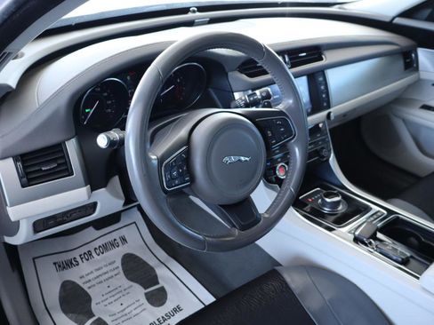 Used 2017 Jaguar XF Premium image 15