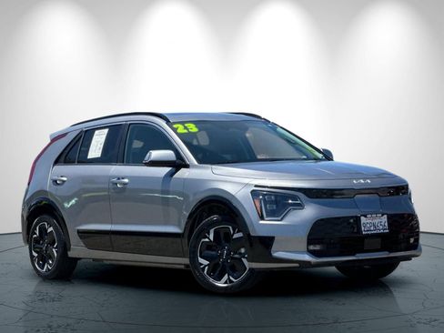 Used 2023 Kia Niro Wave FWD image 2