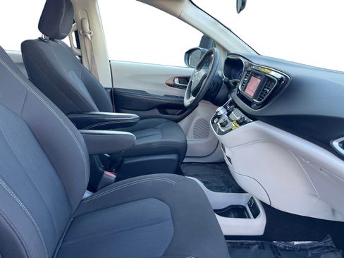 Used 2022 Chrysler Voyager LX image 15