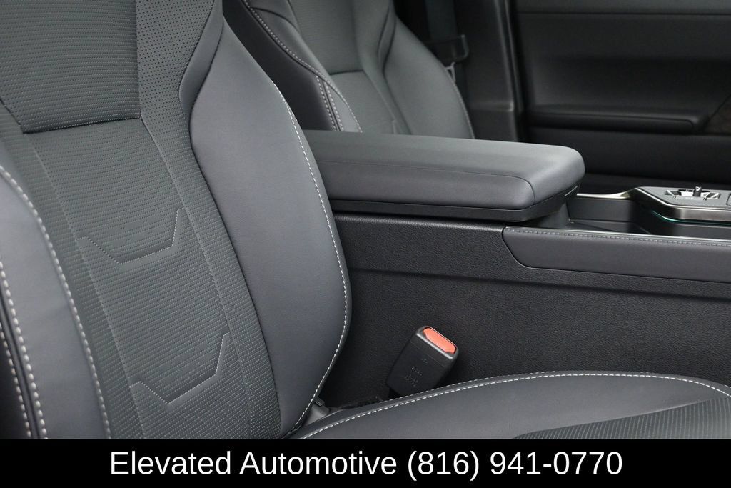 Used 2025 Lexus GX 550 w/ Accessory Package (2T) AWD/4WD image 8
