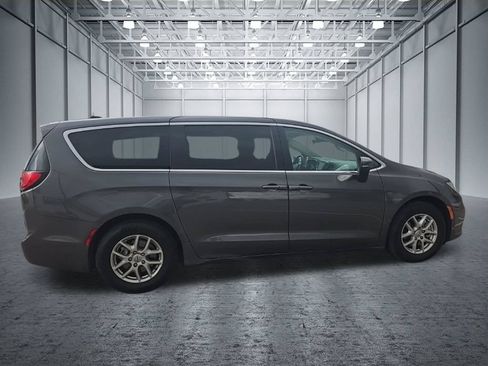 Used 2023 Chrysler Pacifica Touring-L FWD image 8