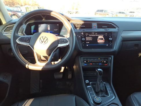 Used 2022 Volkswagen Tiguan SE w/ Panoramic Sunroof Package image 22