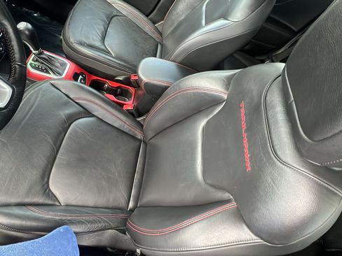 Used 2019 Jeep Renegade Trailhawk AWD/4WD image 11