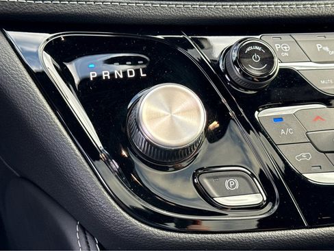 Certified 2023 Chrysler Pacifica Limited w/ S Appearance Package image 24