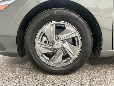 Used 2025 Hyundai Elantra SE image 27