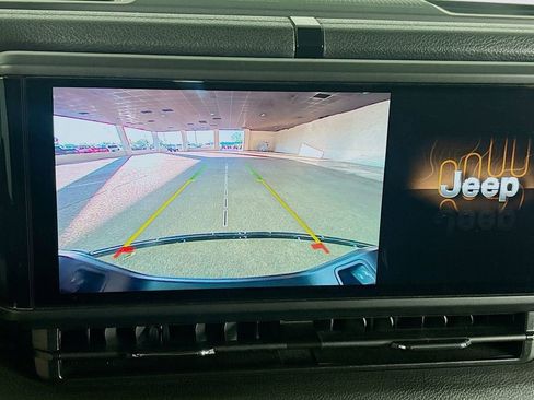 Used 2025 Jeep Gladiator Sport AWD/4WD image 15