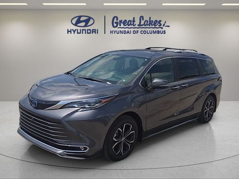 Used 2025 Toyota Sienna Platinum AWD/4WD image 1