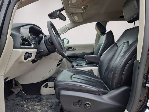 Used 2023 Chrysler Pacifica Touring-L FWD image 23