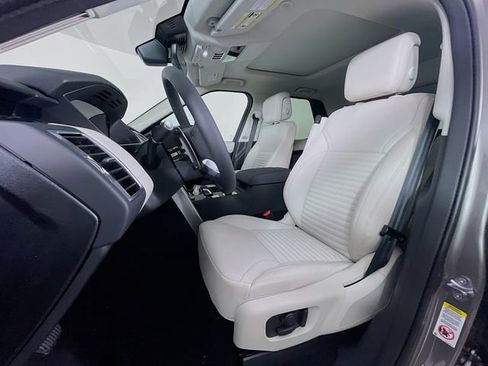 Used 2024 Land Rover Discovery S image 10