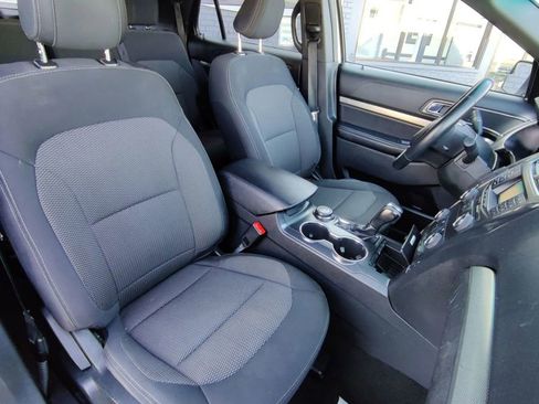 Used 2018 Ford Explorer XLT image 11