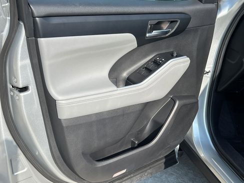Used 2023 Toyota Highlander XLE FWD image 10