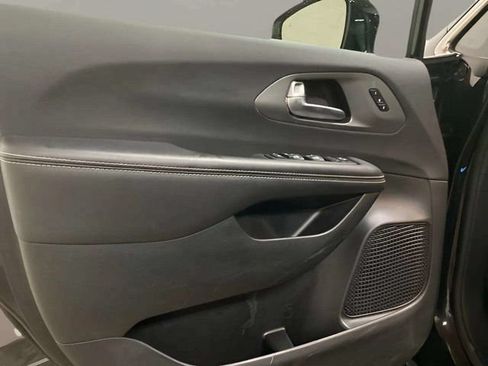 Used 2025 Chrysler Pacifica Select FWD image 27