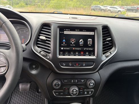 Used 2023 Jeep Cherokee Trailhawk AWD/4WD image 27