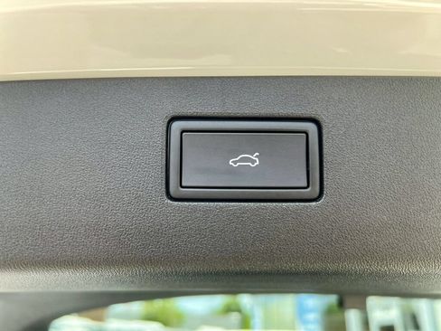 Used 2025 Volkswagen Tiguan SE FWD image 10