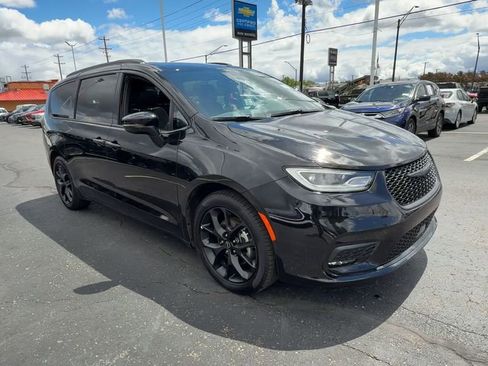 Used 2025 Chrysler Pacifica Limited FWD image 2