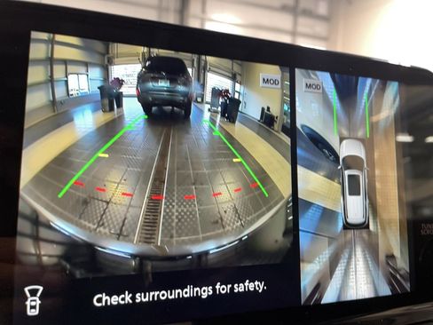 Used 2025 Nissan Pathfinder Platinum image 9