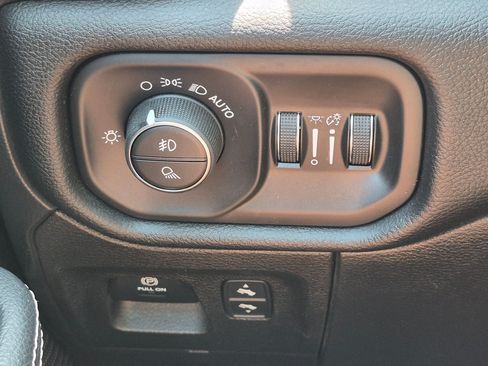 Used 2022 RAM 1500 Laramie AWD/4WD image 18