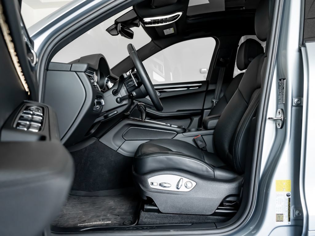 Certified 2026 Porsche Macan AWD/4WD image 5