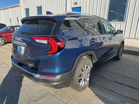 Used 2023 GMC Terrain SLT image 3