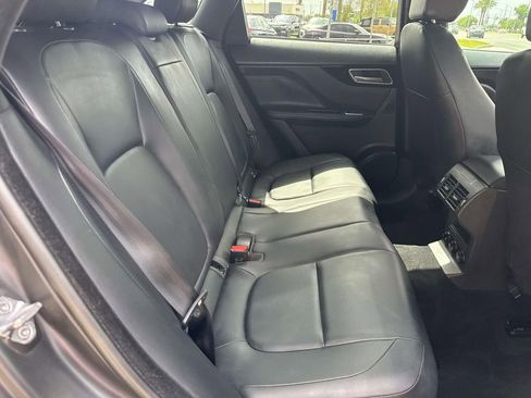 Used 2020 Jaguar F-PACE Premium image 11