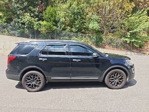 Used 2016 Ford Explorer Platinum AWD/4WD image 2