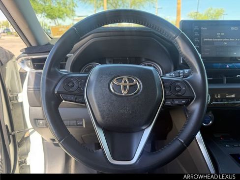 Used 2022 Toyota Venza LE image 11