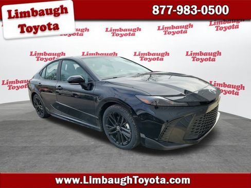 Used 2025 Toyota Camry SE image 1