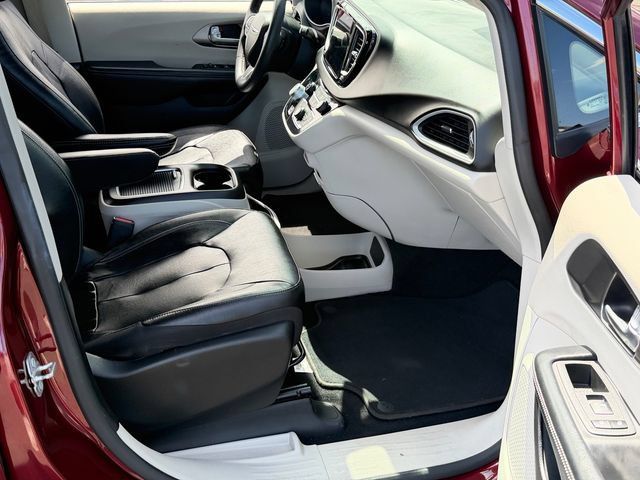 Used 2022 Chrysler Pacifica Touring-L FWD image 26