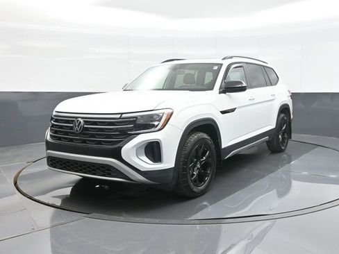Used 2024 Volkswagen Atlas Peak Edition SE AWD/4WD image 3