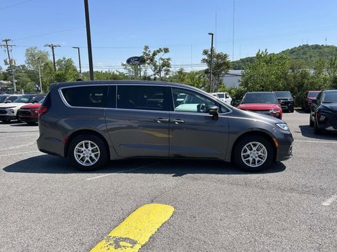 Used 2023 Chrysler Pacifica Touring-L FWD image 2