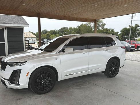 Used 2021 Cadillac XT6 Premium Luxury FWD image 2