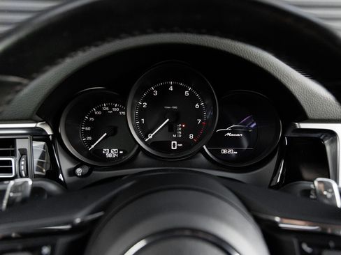 Certified 2023 Porsche Macan AWD/4WD image 18