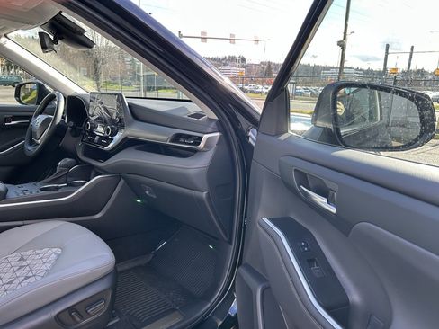 Certified 2023 Toyota Highlander Bronze Edition image 17