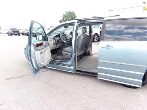 Used 2010 Chrysler Town & Country Touring FWD image 17